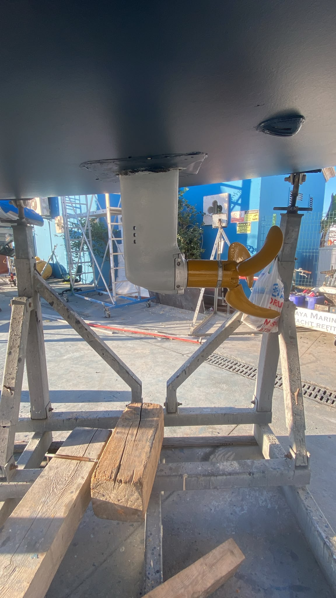 Saildrive ayağı ve katlanır pervane